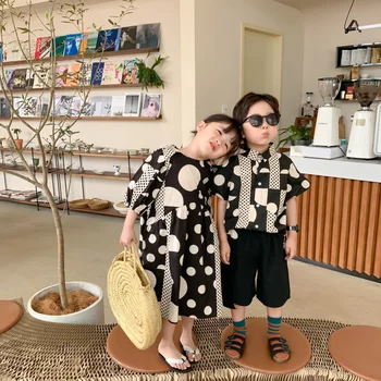 Летняя детская одежда для близнецов Мальчики Рубашки Девочки Платье Дети Брат и Сестра Подходящая одежда Корейская мода Детский наряд