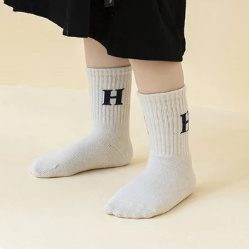 2023 Весенние милые хлопковые студенческие тапочки чулки дети сплошной цвет буква белый термоспальные носки для детских аксессуаров