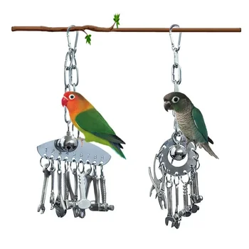 Parrot использует металлические игрушки, чтобы грызть и лазать по большим и средним алмазно-серым машинам для головоломок птичья клетка дисплей подвески